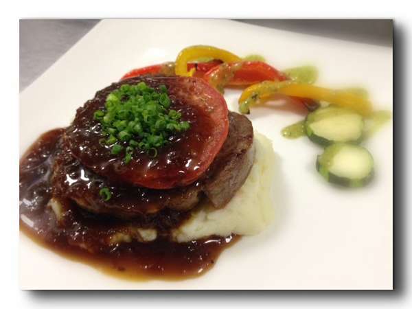 主菜はお肉料理。お腹一杯になって下さい。