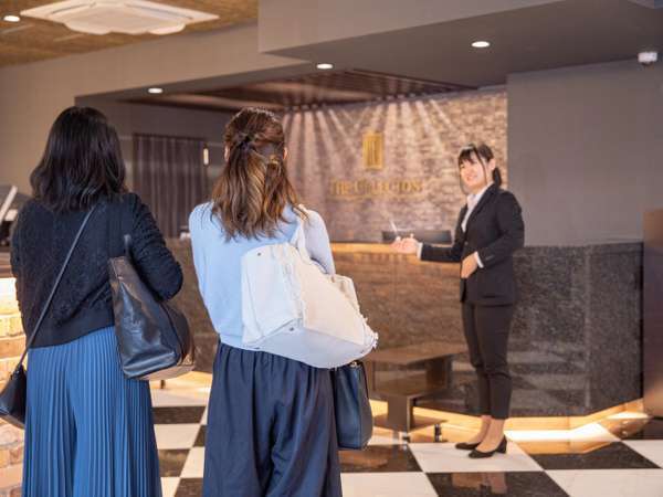 【館内】フロントいつでもスタッフが、明るい笑顔でお迎えします。