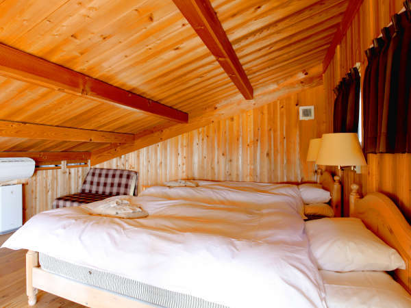 ・寝室　ツインベッド。ベッドから宍道湖や中国山地の山々が望めます。