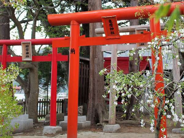 中庭には座敷わらしを祀る神社がございます