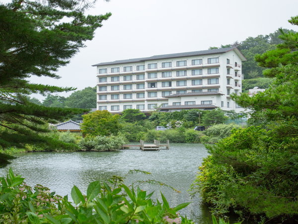 鏡が池碧山亭を鏡ヶ池公園の対岸から望む