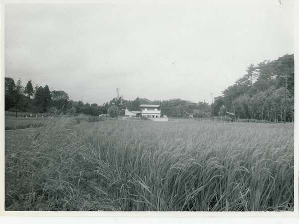創業当時の風景（写真中央にある木造宿が当館）右側が龍宿山・左手前が有間山です。