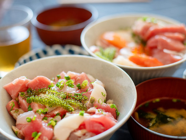 ■食事■ 沖縄特有の魚介に地の幸。好みの食材を買い込み、お部屋で調理♪できたてを楽しむのもおすすめ。