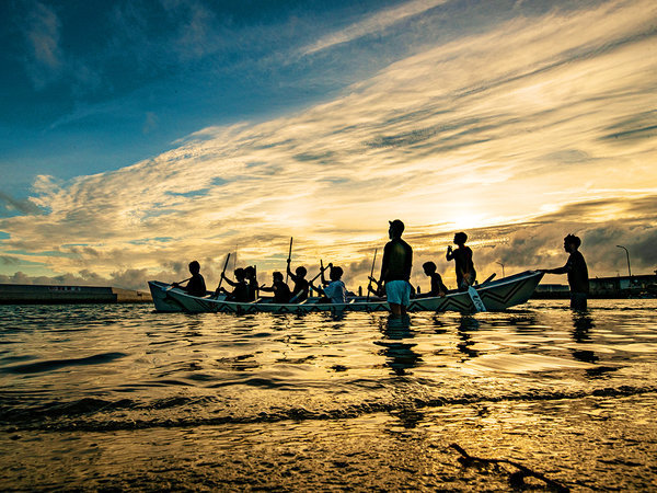■糸満ハーレー■ 沖縄で古くから引き継がれている伝統漁船レース。学生が練習する風景は沖縄ならでは。