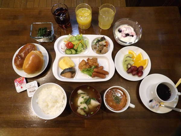 パンは地元で有名な小松パンを提供。ほかほかご飯と栄養バランスの取れた朝食を★