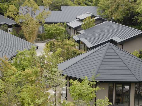 全室森に囲まれ、鳥のさえずり、木漏れ日が楽しめます