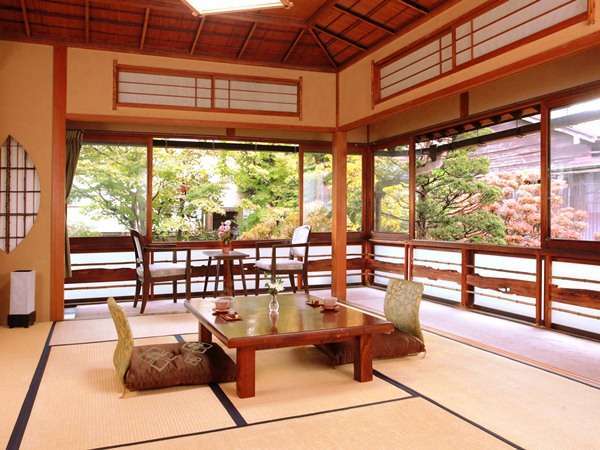 日本庭園を一望できる人気の角部屋（竹の間）です。(国登録有形文化財）