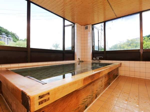 【風呂】コウヤマキの浴槽に満ちるラジウム泉。あたたまります。