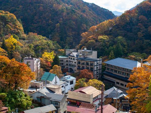 東山温泉の紅葉。真ん中の建物が新滝です。写真は2018年撮影。