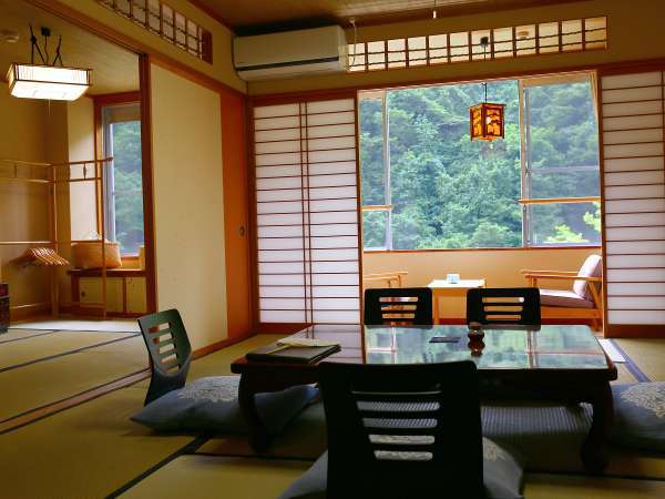 【青嵐】木々の緑が望めるお部屋は、のんびりと贅沢空間。
