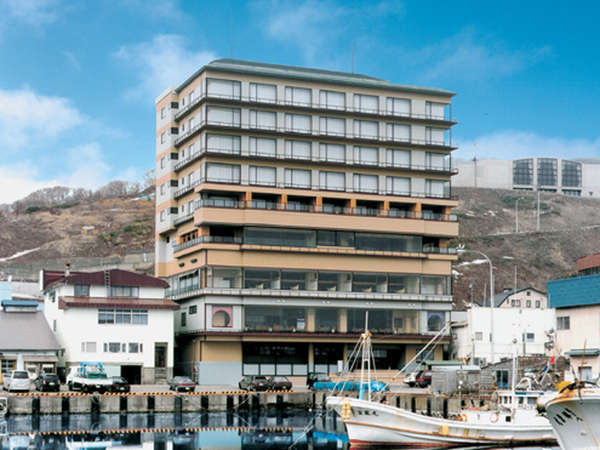 【外観】海沿いに建つ当館では利尻富士一望のお部屋・お風呂が自慢♪