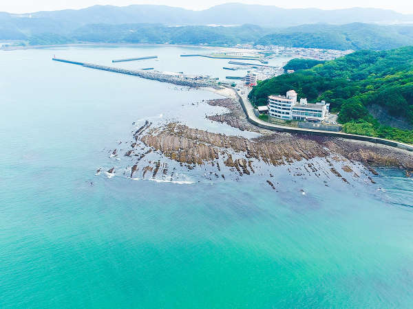 目の前の海は珍しい独特の地形。お部屋から見る夕日は毎日みてもうっとりするレベル。