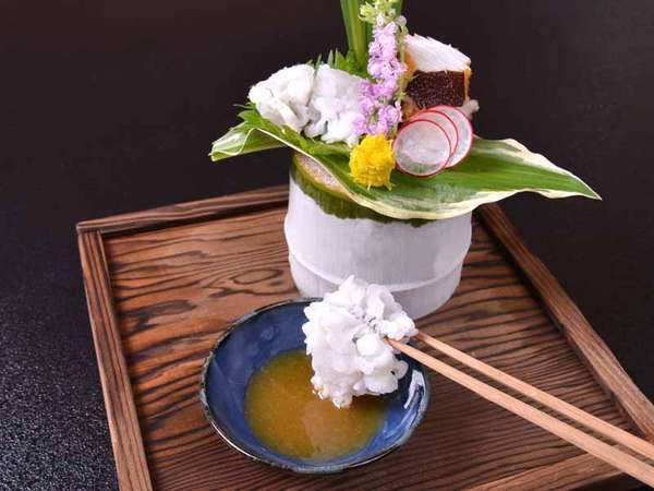 *お夕食一例（向付）/鱧落しと茶蛸を梅肉で。さっぱりとした味わいは日本の夏に◎