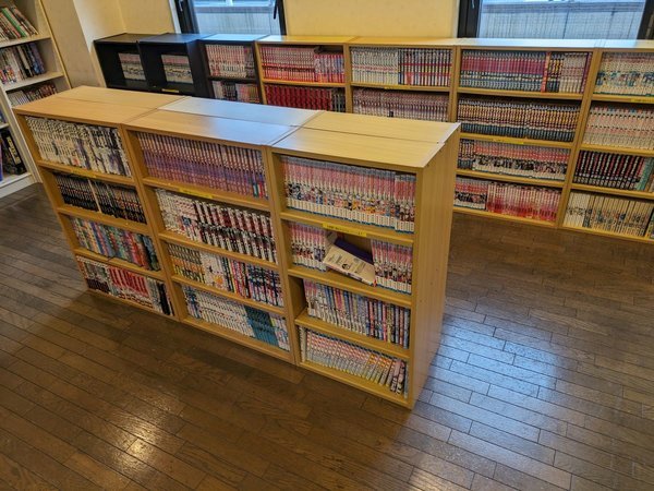 漫画コーナー　フロントで貸出受付後お部屋で読むことが可能です