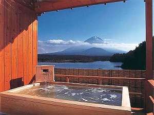 湯船に浸かると、富士山と精進湖が丁度良く眺められる絶景の貸切露天