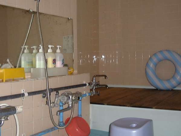 大浴場、シャワー４ヶ所、ボディーソープ、シャンプー、固形石鹸など置いてます。