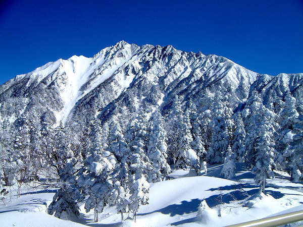 青空と真っ白い雪のコントラストが最高！冬の西穂高岳