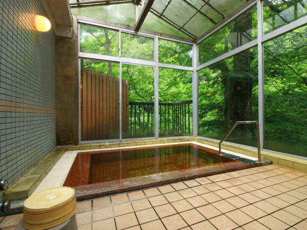 ■【温泉・男湯】明るく開放的な浴室からは移りゆく四季をご覧いただけます。