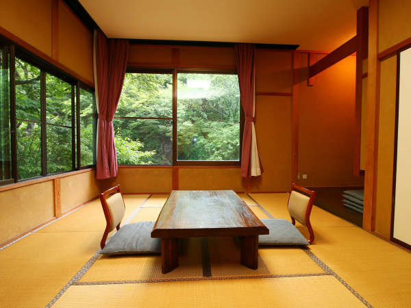 ■【客室一例】どこか懐かしい雰囲気の客室からは天栄山をはじめ木々が生い茂る山が目の前。