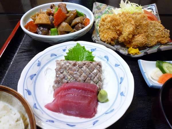 夕食は日替わり料理です。この日はイワシなめろう、カツオ刺身、筑前煮、豚のヒレカツです。