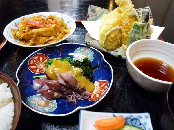 夕食は日替わり料理です。この日は天ぷら盛り合せ、野菜炒め、ホタルイカからし味噌和えです。
