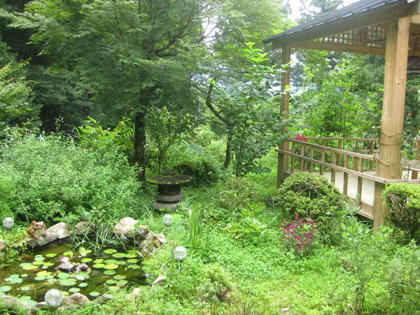 庭の池と東屋