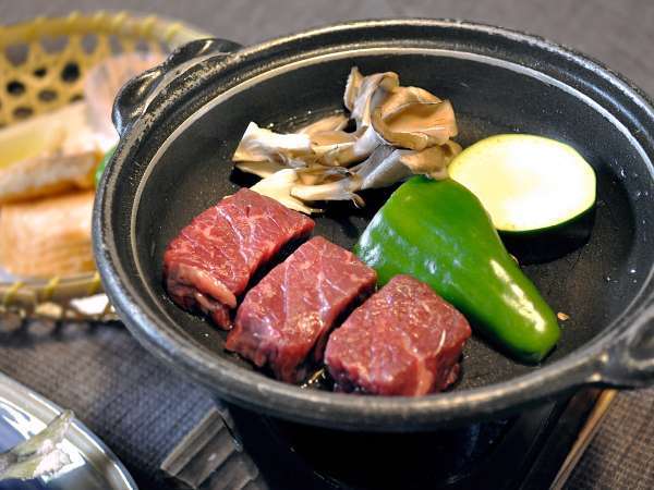 【夕食】国産和牛の陶板焼き。あつあつジューシーなお肉をお召し上がりください。