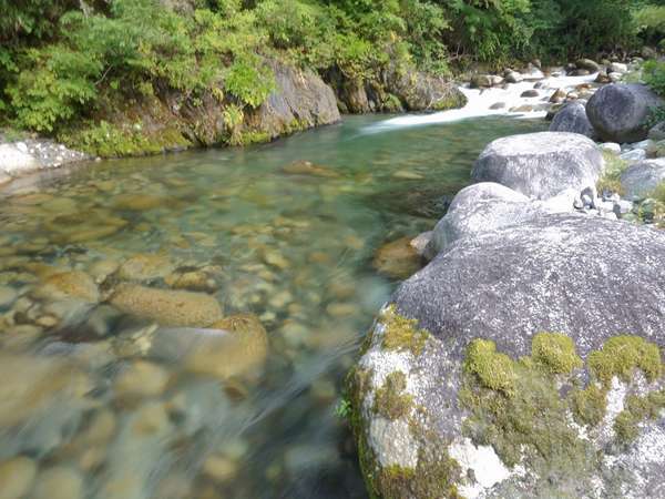 旅館前に流れる渓流