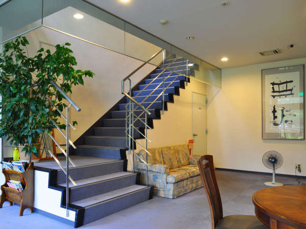 【ロビー】客室へののぼり階段