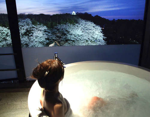 ５０７号室のスーペリアツインルームに備わったビューバス。湯に浸かりながら彦根城を眺めることもできる。