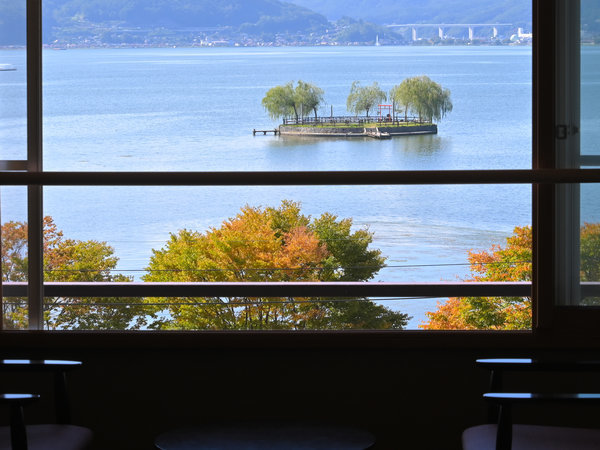 湖側本館5Ｆからの秋季の眺めです。１日のうちに何度も表情を変える美しい諏訪湖を一望