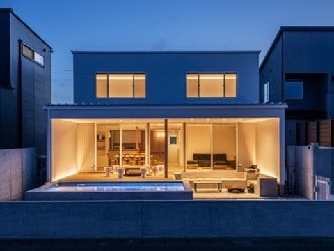夜でも楽しめるプール・テラス。※夜間はとくに騒音に気を配り、近隣の方々への配慮をお願い致します。