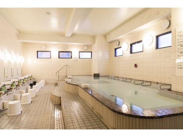 男性専用大浴場　２４時間利用可　タオル、ガウン、アメニティ完備