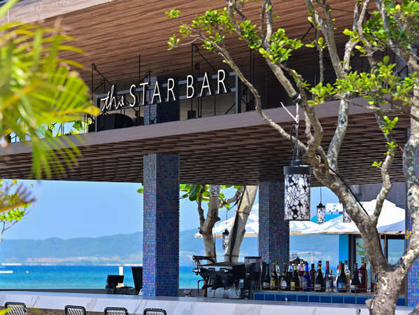 【THE STAR BAR】海遊びやプールの合間、水着のままで碧い海と青い空を眺めながら。