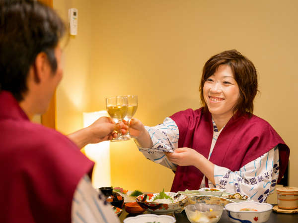 個室でゆっくり味わう夕食♪獲れたての海の幸を、大切なひとと一緒に。