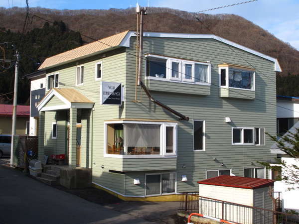 後ろに見えるのが函館山です。宿の近くに登山道もあり、旧登山道なら１時間ほどで山頂へ