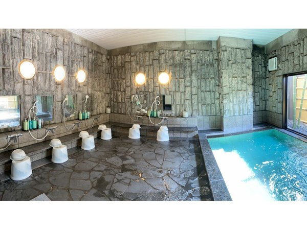本館１階　男性大浴場　５～６名利用可能　体の芯まで温まります。