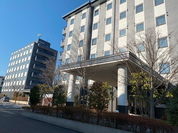 外観　左：西館　右：本館　西館にご宿泊のお客様も、始めに本館にてチェックインを承ります。