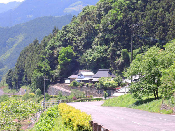 山里ののどかな雰囲気。忙しい都会の喧騒から離れ、心もからだもやすらぎます。