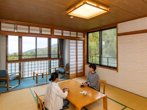 【10畳和室】お部屋からは嬬恋村の高原や百名山を含む山々を眺望できます＜Ｗｉ－Ｆｉ接続可＞