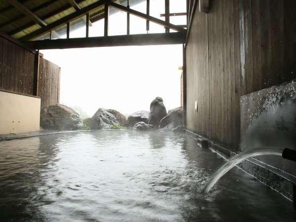 ホテル黒泥露天風呂※冬季は凍結防止のためビニールで覆っております。