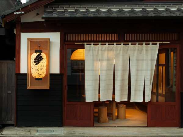 旧塚本邸入口。フロントは、こちらにございます。八女提灯と久留米絣の暖簾が目印です。