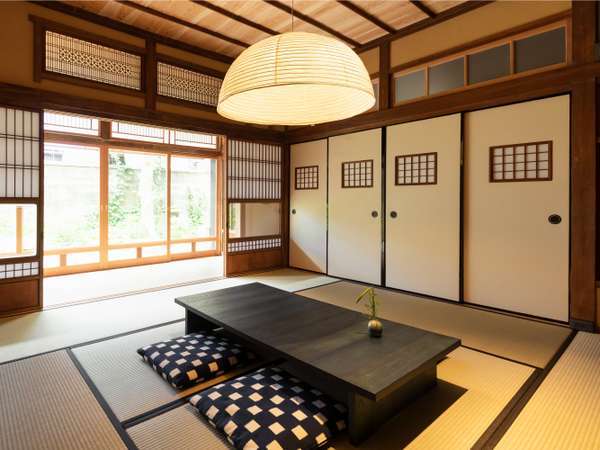 旧塚本邸（藍の部屋）１階。藍染のテーブルのあるお部屋です。