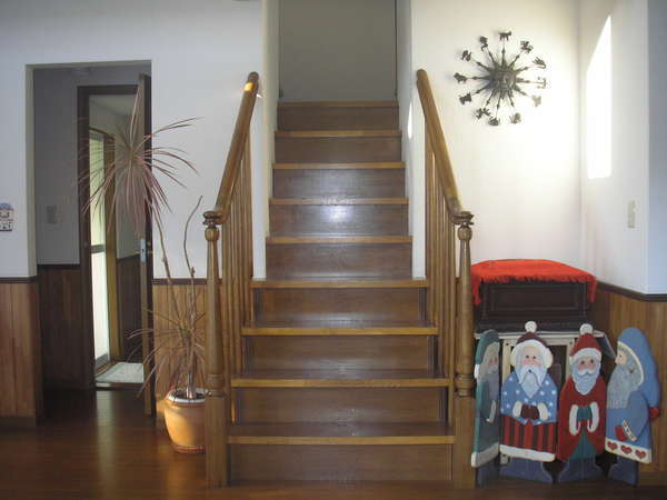 １２人用別荘のリビングから二階に上がる階段。右にはアンティークオルゴールがあります☆