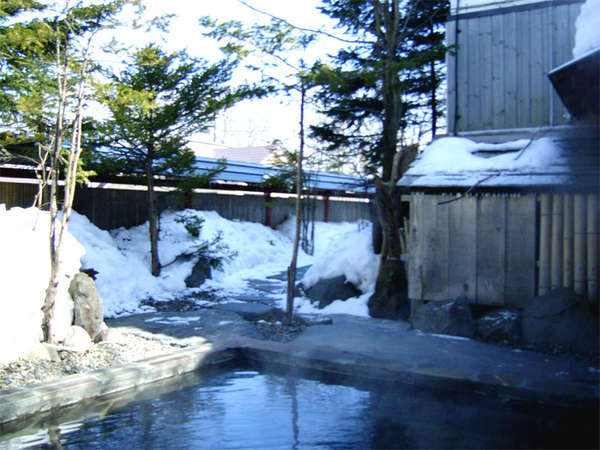 *露天風呂「男湯」心地良い風を感じながら湯浴みを楽しんで♪