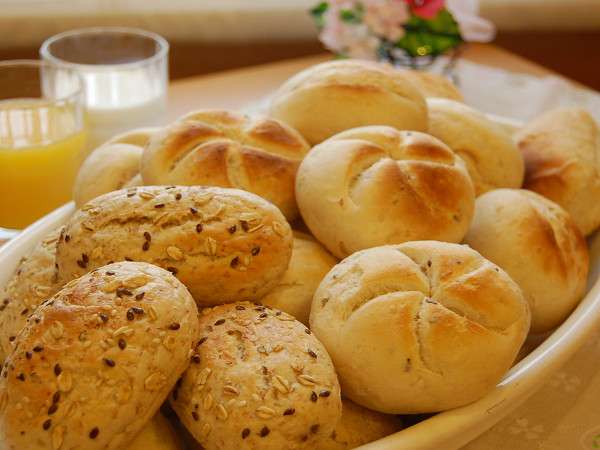 朝食バイキングではヨーロッパ直輸入での4種類のパンを日替わりにてお召し上がり頂けます。