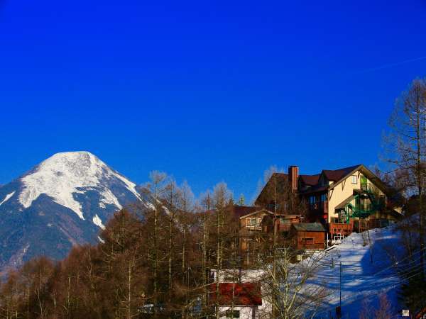 冬の山岳ホテルから蓼科山を望む