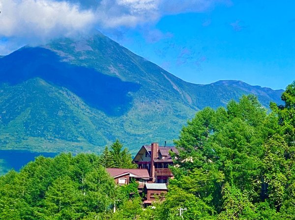 新緑の山岳ホテル