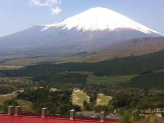 窓から見る春季の新緑の香りが漂う富士山の姿