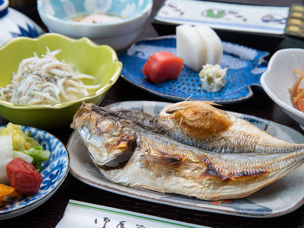 *朝食一例。駿河湾で上がった焼き魚等の朝食をご提供いたします。